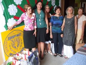 Tiaré Le Goff, Présidente du club avec la délégation Soroptimist et Mme BRISARD (robe grise)