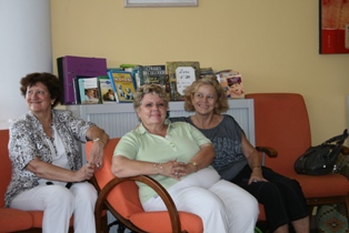 Annie, Marie Claude et Anne M apprécient la prestation vocale de la chorale Melodia. 