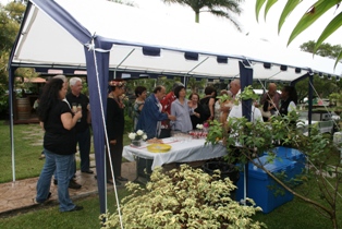 Membres et invités autour de l'apéritif